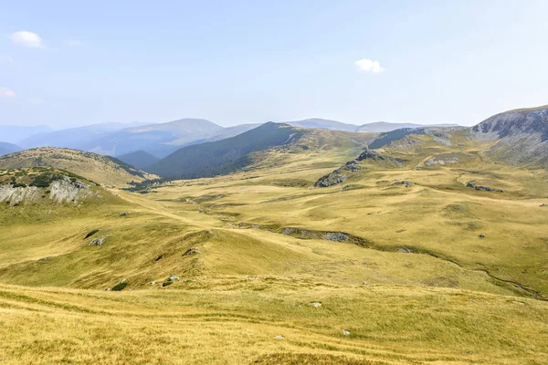 Letniego malowniczy widok na góry skaliste — Zdjęcie stockowe