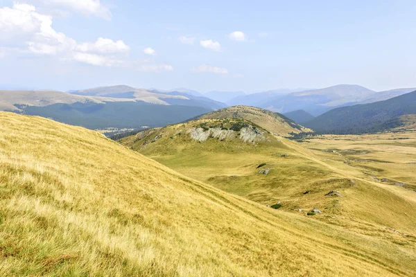 Daglicht schilderachtig uitzicht op de rocky mountains — Stockfoto