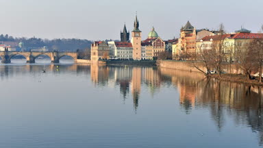 Charles Köprüsü ile yansımaları, Çek Cumhuriyeti, vltava Nehri'nin Timelapse
