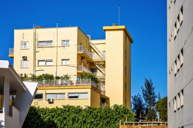 Apartmanlarda balkon görünümüne gün ışığı