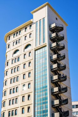 Tarafından gelen gün ışığı görünümüne uzun boylu işletme binası