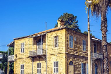 Pencere shutt ile eski taş süslü bina görünümüne gün ışığı