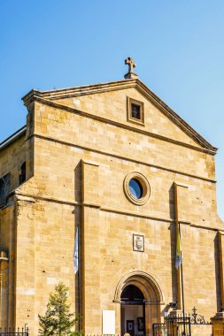 Roma Katolik Kilisesi cephe görünümüne gün ışığı