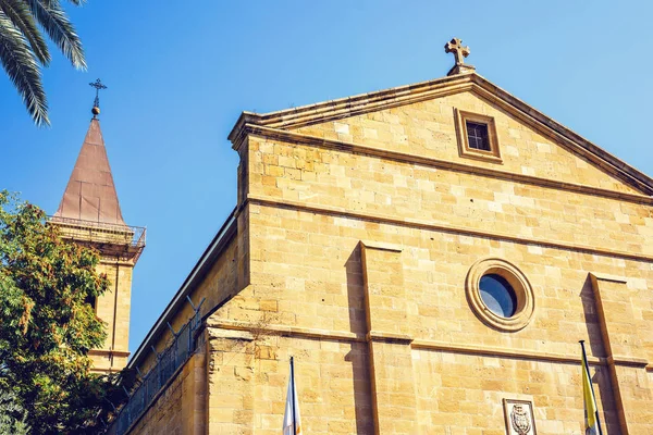 로마 카톨릭 교회 외관을 일광 보기 — 스톡 사진