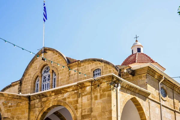 Денне світло подання до Faneromeni церкви покрівлі з грецьким прапором — стокове фото