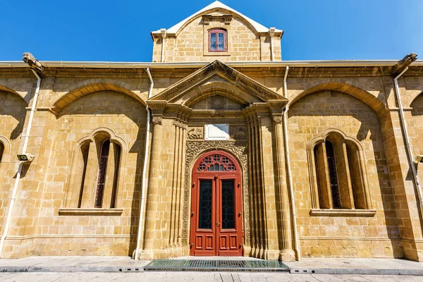 Денне світло широкий погляд до Faneromeni церковного бічним входом — стокове фото