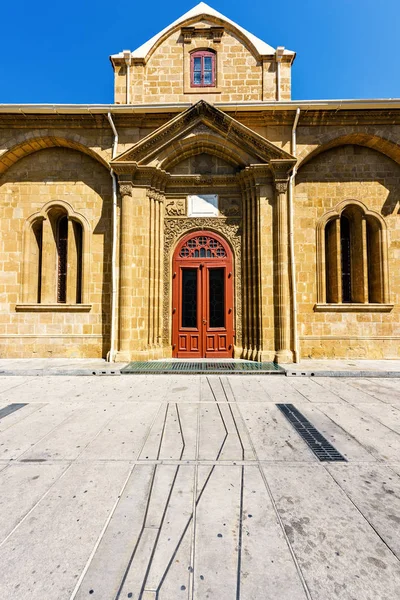 Vista ampla do retrato da luz do dia para a entrada lateral da igreja Faneromeni — Fotografia de Stock