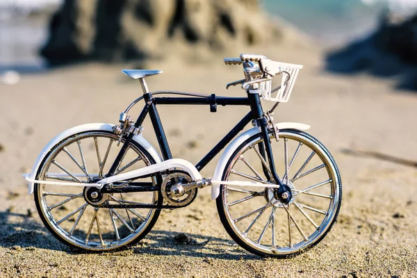 日光看工艺品自行车纪念品在沙子 — 图库照片