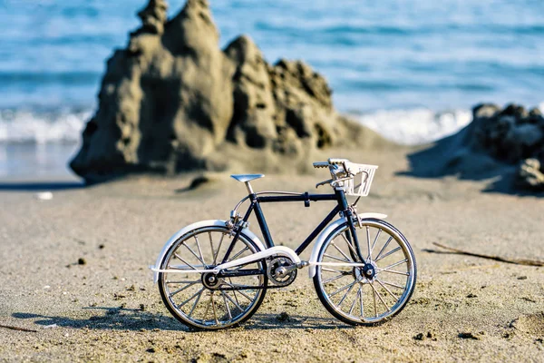 Blick bei Tageslicht auf Bastelfahrrad-Souvenir auf Sand — Stockfoto