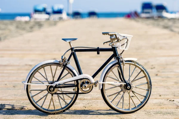 Vista de día al recuerdo de la bicicleta artesanal en el muelle de madera — Foto de Stock