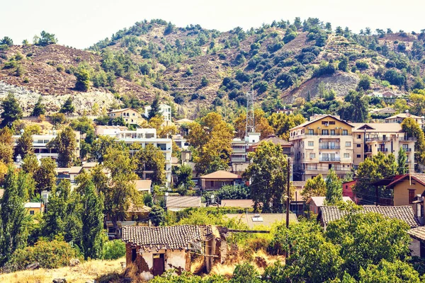 Vista de la luz del día desde arriba hasta los edificios de la ciudad y las montañas Troodos — Foto de Stock