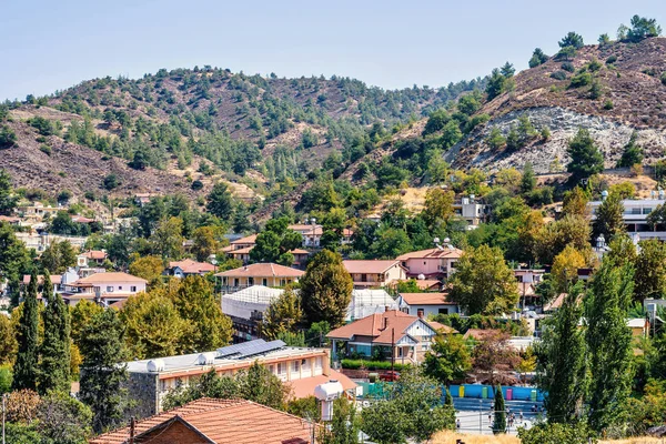 Vista de la luz del día desde arriba hasta los edificios de la ciudad y las montañas Troodos — Foto de Stock