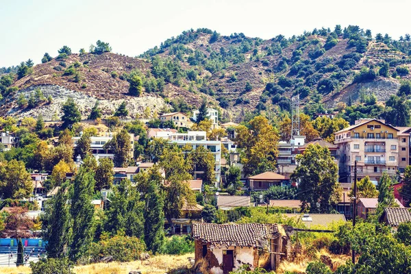 Vista de la luz del día desde arriba hasta los edificios de la ciudad y las montañas Troodos — Foto de Stock