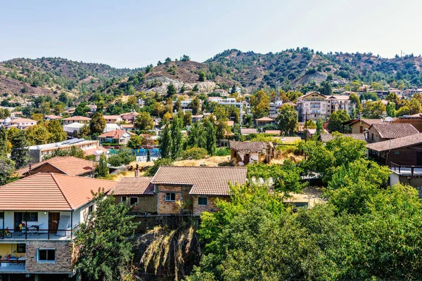 Vista de la luz del día desde arriba hasta los edificios de la ciudad y las montañas Troodos — Foto de Stock