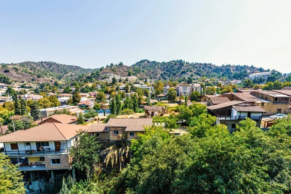 Vista de la luz del día desde arriba hasta los edificios de la ciudad y las montañas Troodos — Foto de Stock