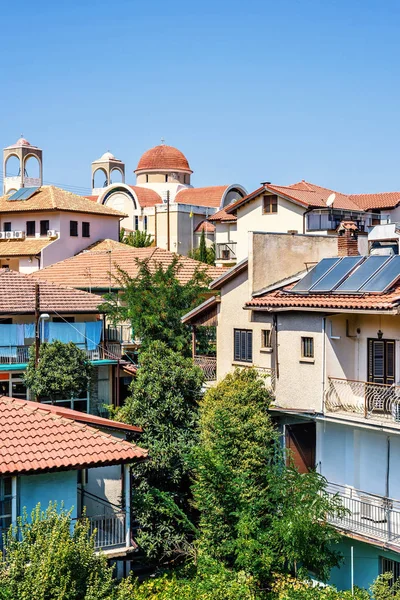 Vista de la luz del día desde arriba hasta edificios urbanos en Troodos — Foto de Stock