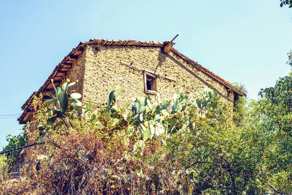 Vista do dia para casa abandonada tijolo velho — Fotografia de Stock