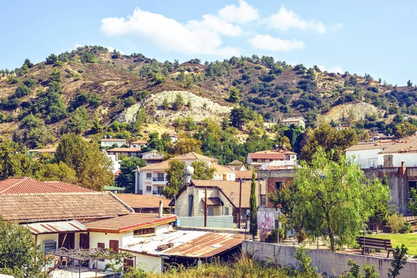 Vista de los edificios de la ciudad y de las montañas Troodos — Foto de Stock