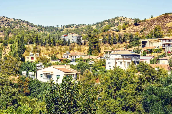 Vista de los edificios de la ciudad y de las montañas Troodos — Foto de Stock