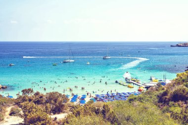 Üstten gün ışığı görünümüne Konnos plaj rahatlatıcı insanlarla