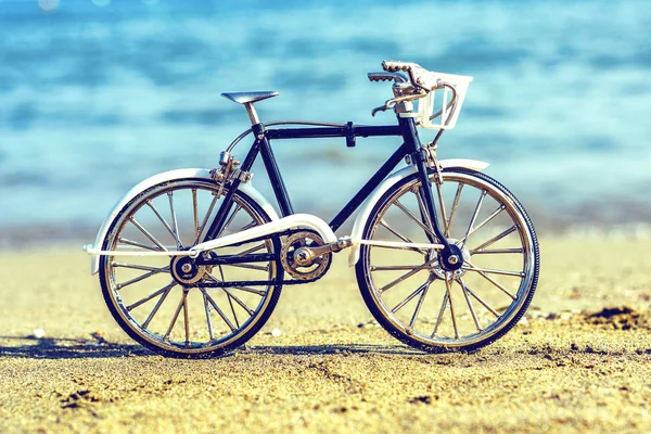 日光看工艺品自行车纪念品在沙子 — 图库照片