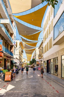 İnsanlar yürürken, insanlar ile Ledra Sokağı'na yaz görünümü