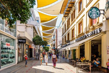 İnsanlar yürürken, insanlar ile Ledra Sokağı'na yaz görünümü