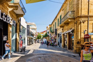 İnsanlar yürürken, insanlar ile Ledra Sokağı'na yaz görünümü