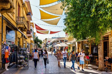 İnsanlar yürürken, insanlar ile Ledra Sokağı'na yaz görünümü