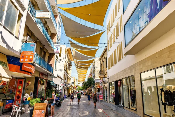 İnsanlar yürürken, insanlar ile Ledra Sokağı'na yaz görünümü — Stok fotoğraf