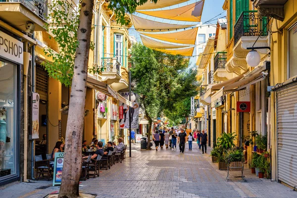 İnsanlar yürürken, insanlar ile Ledra Sokağı'na yaz görünümü — Stok fotoğraf