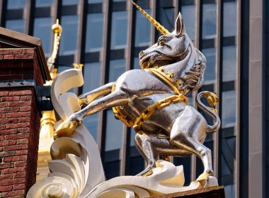 Boston 'da tuğla bir binanın çatısında pembe metalik tek boynuzlu at.