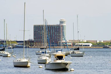 Nehirde yüzen bir tekne