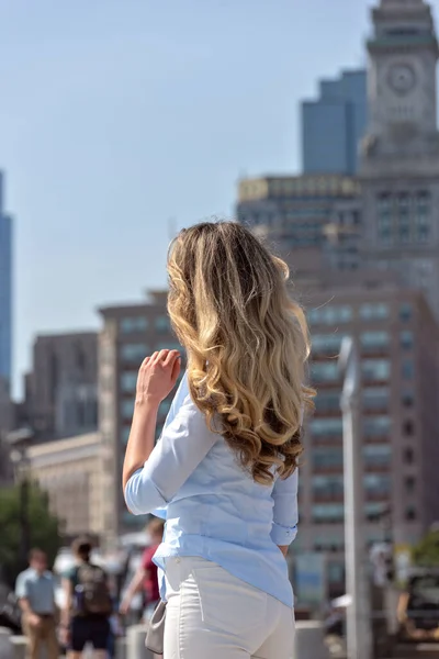 Donna bionda in camicia blu in posa a Boston — Foto Stock