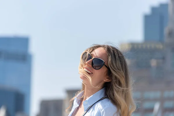 Donna bionda in camicia blu in posa a Boston — Foto Stock