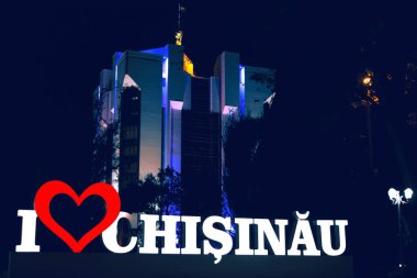 Kırmızı kalpli Chisinau 'yu seviyorum ve geceleri hassas binaları.