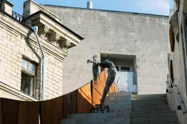 Merkezde sanatsal yapı ve metalik kadın heykeli