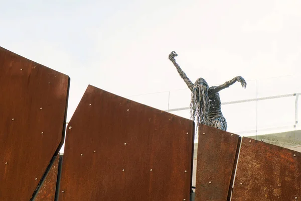 Edificio de arte y escultura de mujer metálica en el centro de inno — Foto de Stock