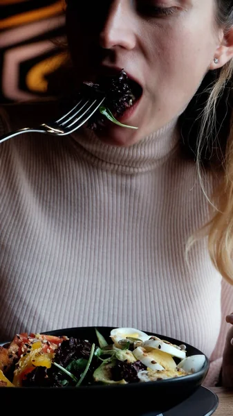 Mujer comiendo una ensalada de verduras — Foto de Stock