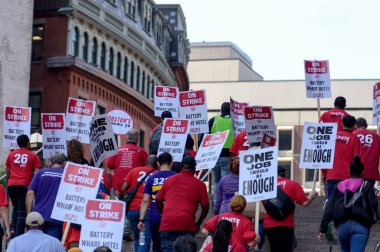 Bir grup insan toplanıyor.