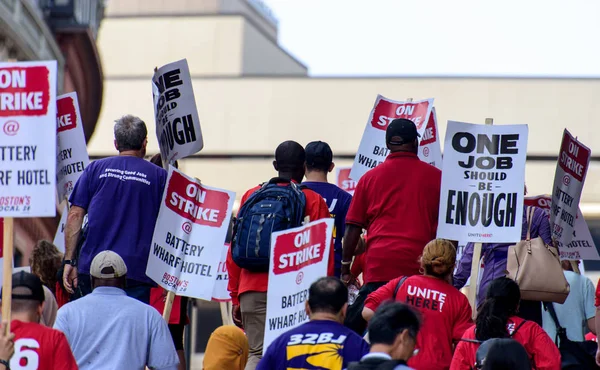 Bir grup insan toplanıyor.