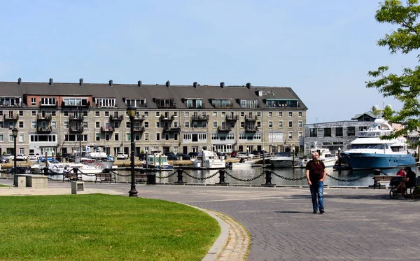 Un edificio de apartamentos cerca de un lago donde flotan yates — Foto de Stock