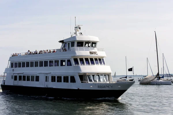 A boat that makes trips — Stock Photo, Image