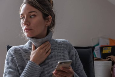 Ofiste dinlenen kadın.