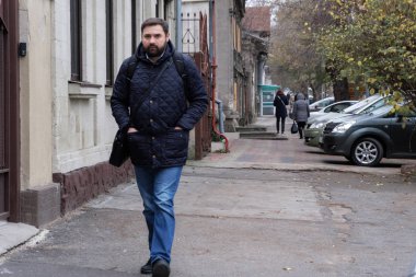 Sabahları sokakta yürüyen bir adam.