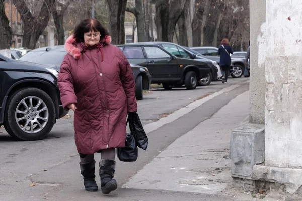 Mulher andando na rua pela manhã — Fotografia de Stock