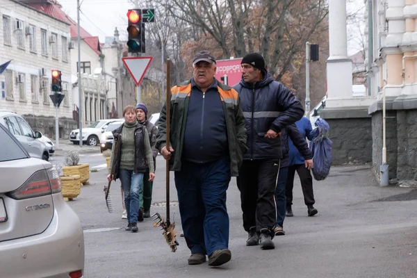 Belediye caddesi temizlikçileri sabah sokakta yürüyorlar. — Stok fotoğraf