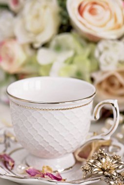 Çiçekli ve beyaz fincanlı Noel kompozisyonu