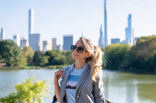 Donna bionda a Central Park a New York — Foto Stock