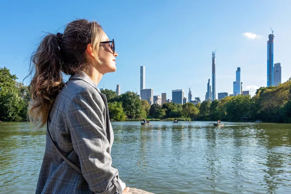 Donna bionda a Central Park a New York — Foto Stock